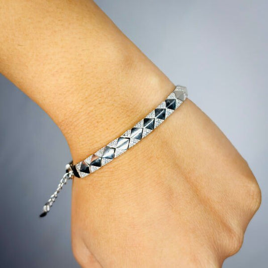 Vibrant Zig-Zag Pattern Silver Bracelet for Ladies