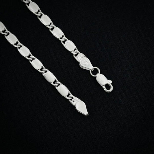 Minimalist Silver Chains for the Modern Gentleman